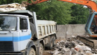 Вывоз строительного мусора с участка в Пскове недорого от 1526 руб. | 2Землекопа-Пск